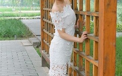 男生和女生在一起打扑克牌